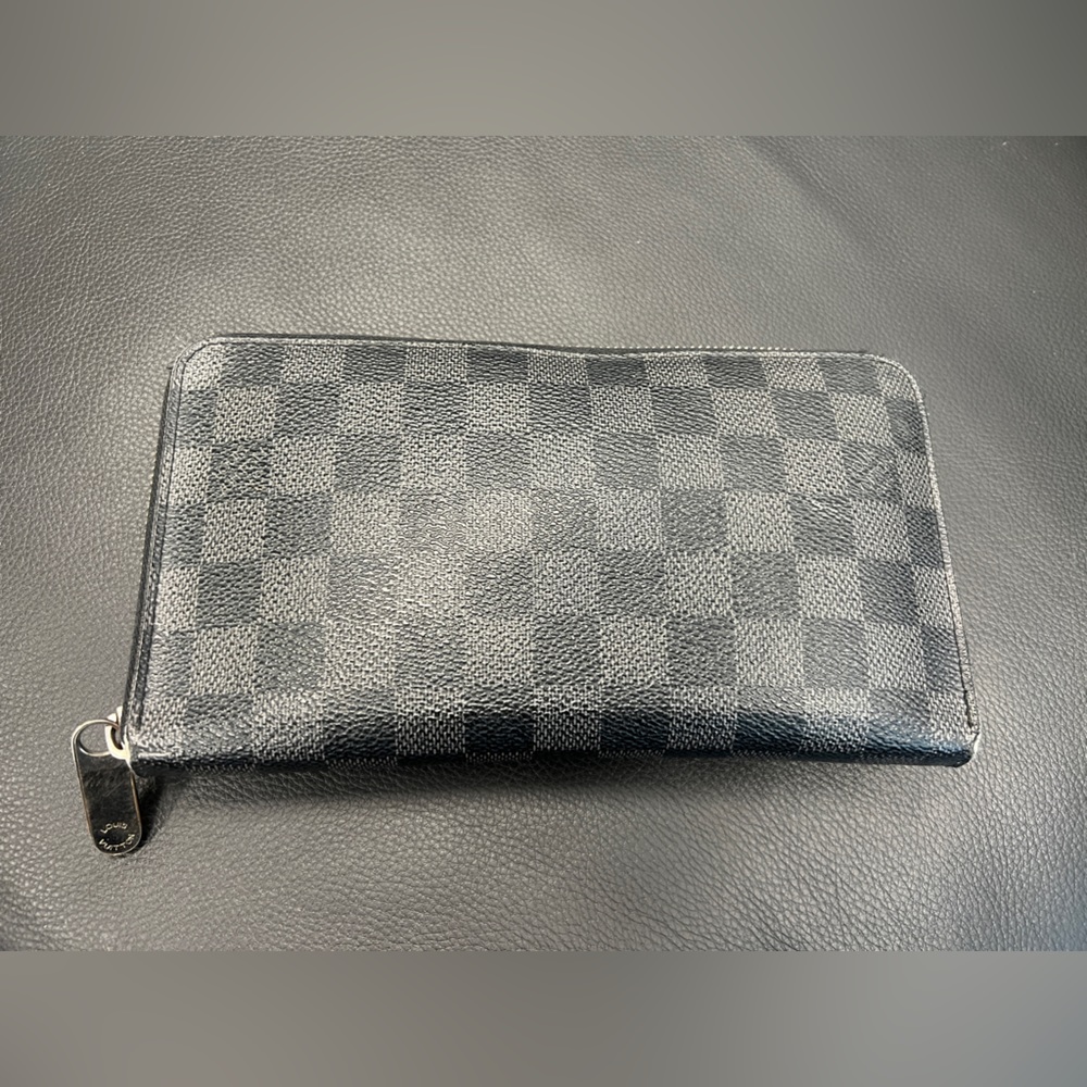 Louis Vitton Zippy Wallet Organizer in Damier Graphite Canvas